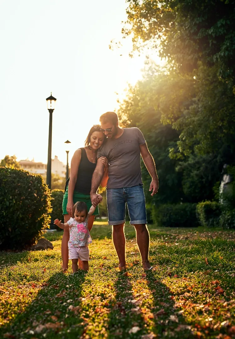 Família jovem ao ar livre