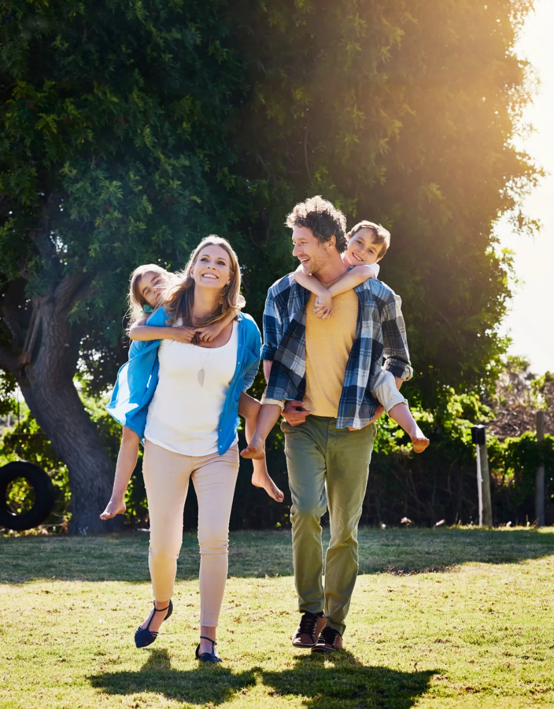 Família brincando no jardim