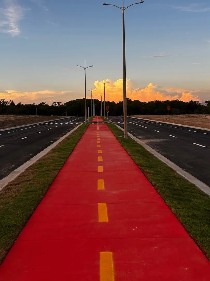 Ciclovia e avenida ao entardecer